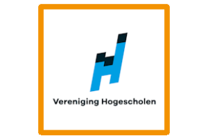 Logo van Vereniging Hogescholen: een gestileerde blauwe letter “H” met zwarte accenten op een witte achtergrond, met daaronder de tekst “Vereniging Hogescholen”. Het logo is omrand door een oranje kader.